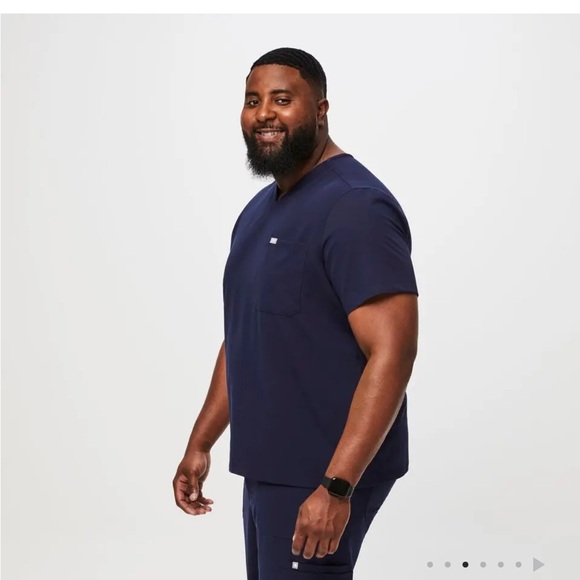 Chisec Three-Pocket Scrub Top - Picture 2 of 7